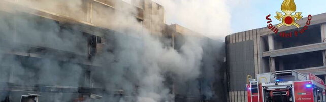 Incendio in un edificio abbandonato alla periferia di Roma: un ferito grave in ospedale