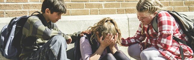 Roma, 12enne aggredita da undici coetanei davanti alla scuola: il quartiere insorge, ma i genitori difendono i figli bulli