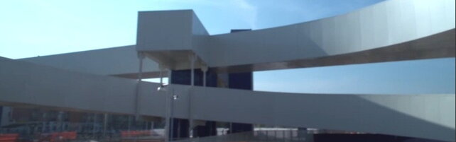 A Milano il nuovo ponte è al buio: "E' una discarica"