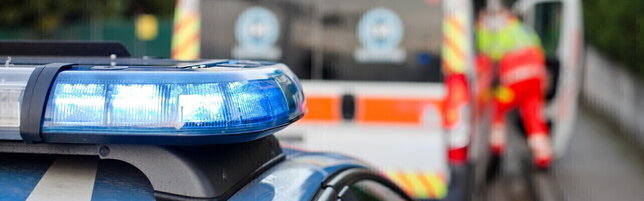 Roma, minorenne sullo scooter scappa all'alt della polizia e investe un pedone