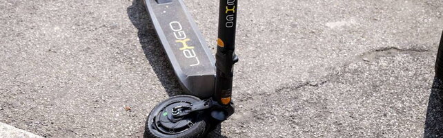 Bologna, 18enne scappa su monopattino elettrico modificato: cade e viene trovato con droga e contanti