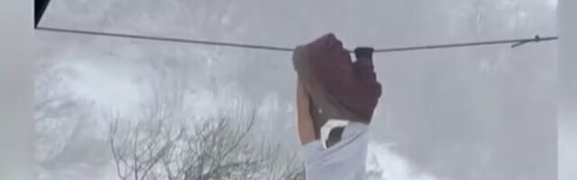 Trascinato dal vento giù dalla seggiovia, rimasto appeso solo per la giacca: la dinamica dell'incidente