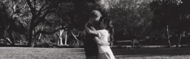 Harry e Meghan ballano a piedi nudi su un prato in un video realizzato dalla piccola Lilibet