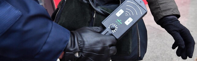 Metal detector a scuola, Valditara e Piantedosi firmano la circolare