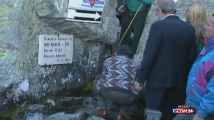 Umberto Bossi e celebre il rito dell'ampolla alla sorgente del Po