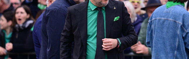 Umberto Bossi, Matteo Salvini in camicia verde contestato dai leghisti: "Mollala"
