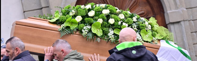 Al funerale di Umberto Bossi politici e istituzioni | Il popolo della Lega saluta il Senatur: "Padania libera"