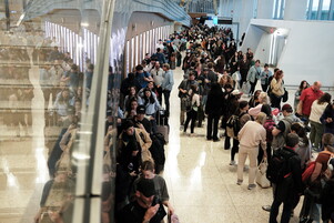 Shutdown negli Usa: ICE agli aeroporti per i controlli mentre la TSA è ferma