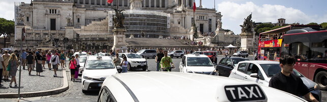 Roma, sale sul taxi e al momento di pagare rapina il conducente con un coltello: arrestato 46enne
