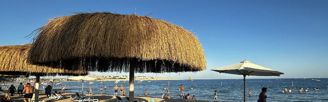 Vanno a Sharm el-Sheikh e lasciano i figli minori da soli: ragazzi mandati in comunità