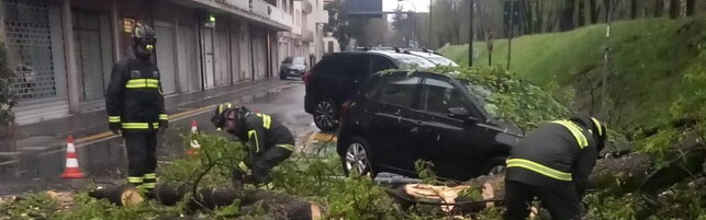 Maltempo, neve a bassa quota in Umbria e bufera sull'Abetone | Vento fino a 130 km/h in Lombardia e a Genova
