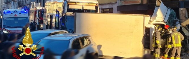 Pavia, pullman carico di studenti finisce contro un furgone: cinque feriti