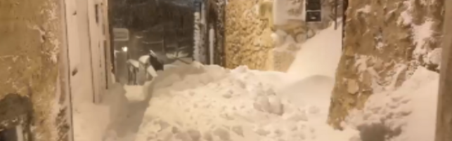 Castel Del Monte, le vie del borgo sepolte dalla neve