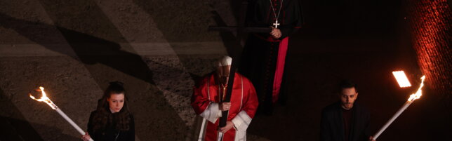La prima Via Crucis di Leone: il papa porta la croce nelle 14 stazioni del Colosseo