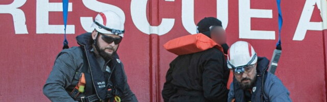 Migranti, sbarcati a La Spezia 71 profughi soccorsi in mare da nave di Emergency