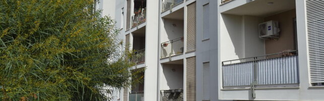 Anteprima: Cagliari, donna precipita dal terzo piano e muore: indagato l'87enne che la ospitava