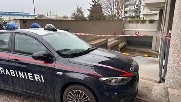 Anteprima: Bisceglie, la moglie vola giù dal balcone, poi lui la segue e si butta: morti tutti e due