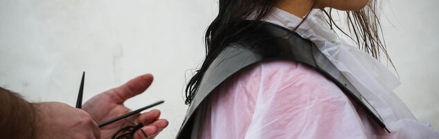 Venezia, prof taglia i capelli a due alunne durante la lezione: è polemica