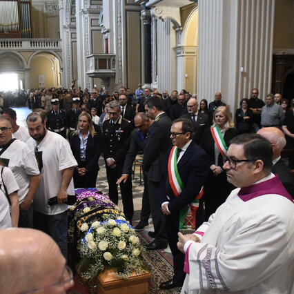 Anteprima: Massa, il vescovo al funerale di Bongiorni: "Ha fatto la cosa giusta"