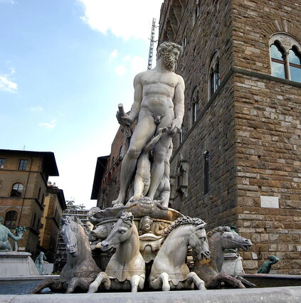 Anteprima: Firenze, si arrampica sulla Fontana del Nettuno per una sfida prematrimoniale e provoca d…
