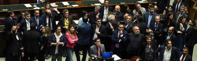 Dl sicurezza, il governo pone la fiducia e annuncia la correzione: caos alla Camera