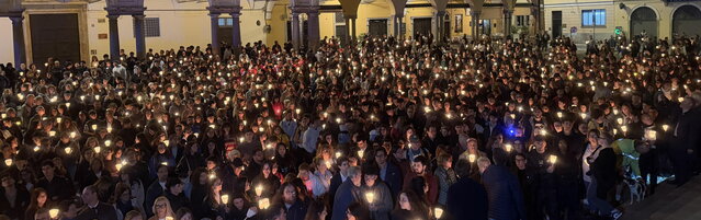 Pavia, centinaia di persone alla fiaccolata in ricordo di Gabriele Vaccaro