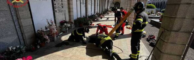 Novara, cade in una tomba al cimitero: salvato dai vigili del fuoco