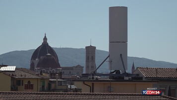 Firenze, dopo il cubo nero spunta il cilindro bianco che oscura il Duomo