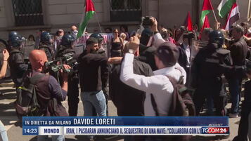 25 aprile a Milano, ProPal bloccano corteo e tentano di rubare il microfono al nostro inviato Davide Loreti