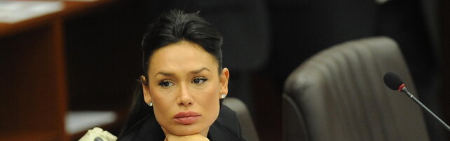 Grazia a Nicole Minetti, verifica sull'autenticità della sentenza di adozione in Uruguay