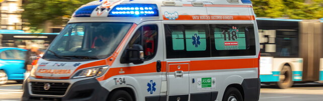 Milano, 21enne si schianta in moto senza patente: morto