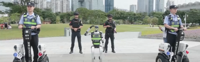 La polizia cinese punta sulla tecnologia: schierati robot, droni e monopattini