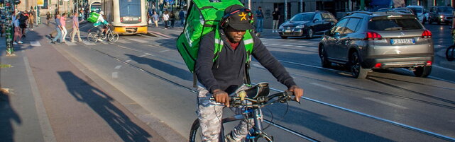 Torino, rider picchiato perché non aveva il resto: 