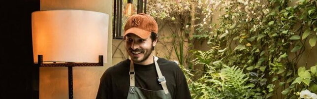 Copertina: Lo chef italiano in Bahrein racconta l'impatto della guerra sul turismo nel Golfo: "Ora cucino per…