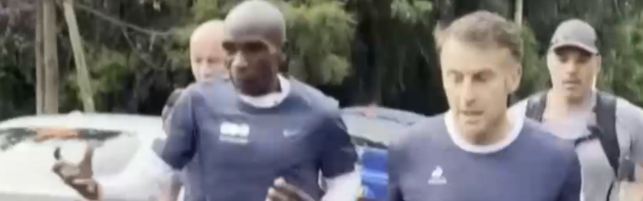 Anteprima: Macron fa jogging... insieme a un campione olimpico
