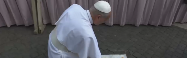 Anteprima: Papa Leone si inginocchia sul luogo in cui avvenne l'attentato a Giovanni Paolo II