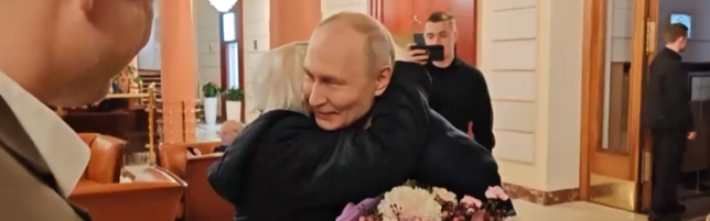 Anteprima: Putin va a prendere la sua ex insegnante in hotel e la porta a cena al Cremlino
