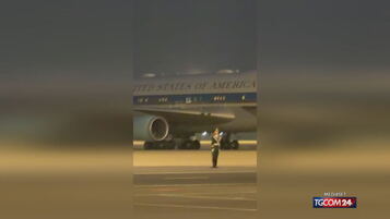 Copertina: Soldato cinese sfiorato dall'Air Force One di Trump: il video shock