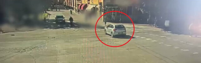 Auto sulla folla a Modena, il momento dell'impatto