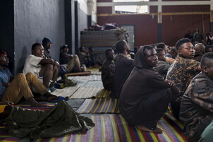 Anteprima: Ebola in Congo: abitanti danno fuoco per protesta a un ospedale da campo