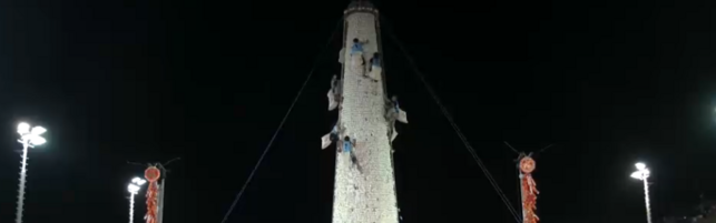 Gara di arrampicata su torre di panini ad Hong Kong