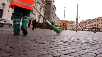 Anteprima: Reggio Emilia, netturbino travolto da un'auto perde una gamba: risarcimento da 900mila eu…