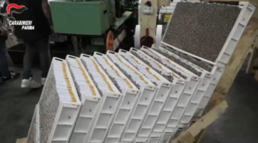 Parma, smantellata maxi fabbrica clandestina di sigarette: 12 arresti, sequestrati 20 tonnellate di tabacco