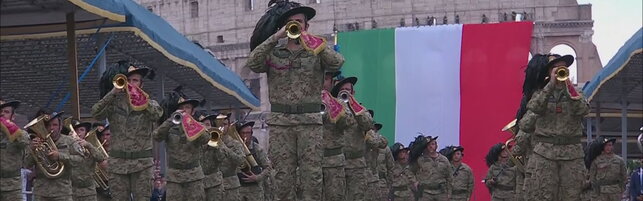 2 giugno, applauso ai Fori per la fanfara dei Bersaglieri