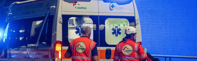 Cade dal cofano dell'auto dell'amico, muore a 23 anni | L'amico al volante indagato per omicidio stradale