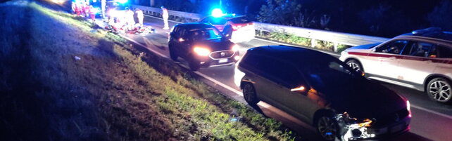 Anteprima: Reggio Emilia, auto investe due ragazzi in bicicletta: morto 19enne, in ospedale l'amico…