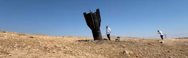Anteprima: I resti di un missile iraniano destinato a Israele cadono in un'area disabitata della Cis…
