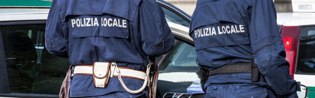 Milano, lancia un sasso e un coltello contro un poliziotto: 