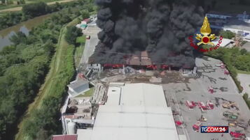 Pisa, maxi incendio in un capannone di rifiuti | Chiusi asil