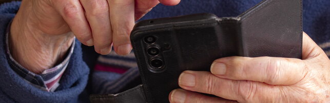 Roma: tengono un anziano al telefono 12 ore per svuotargli i